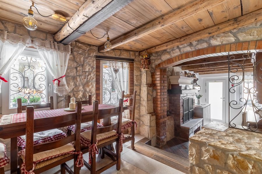 Sala da pranzo in pietra e legno di Casa Vacanze La Falesia