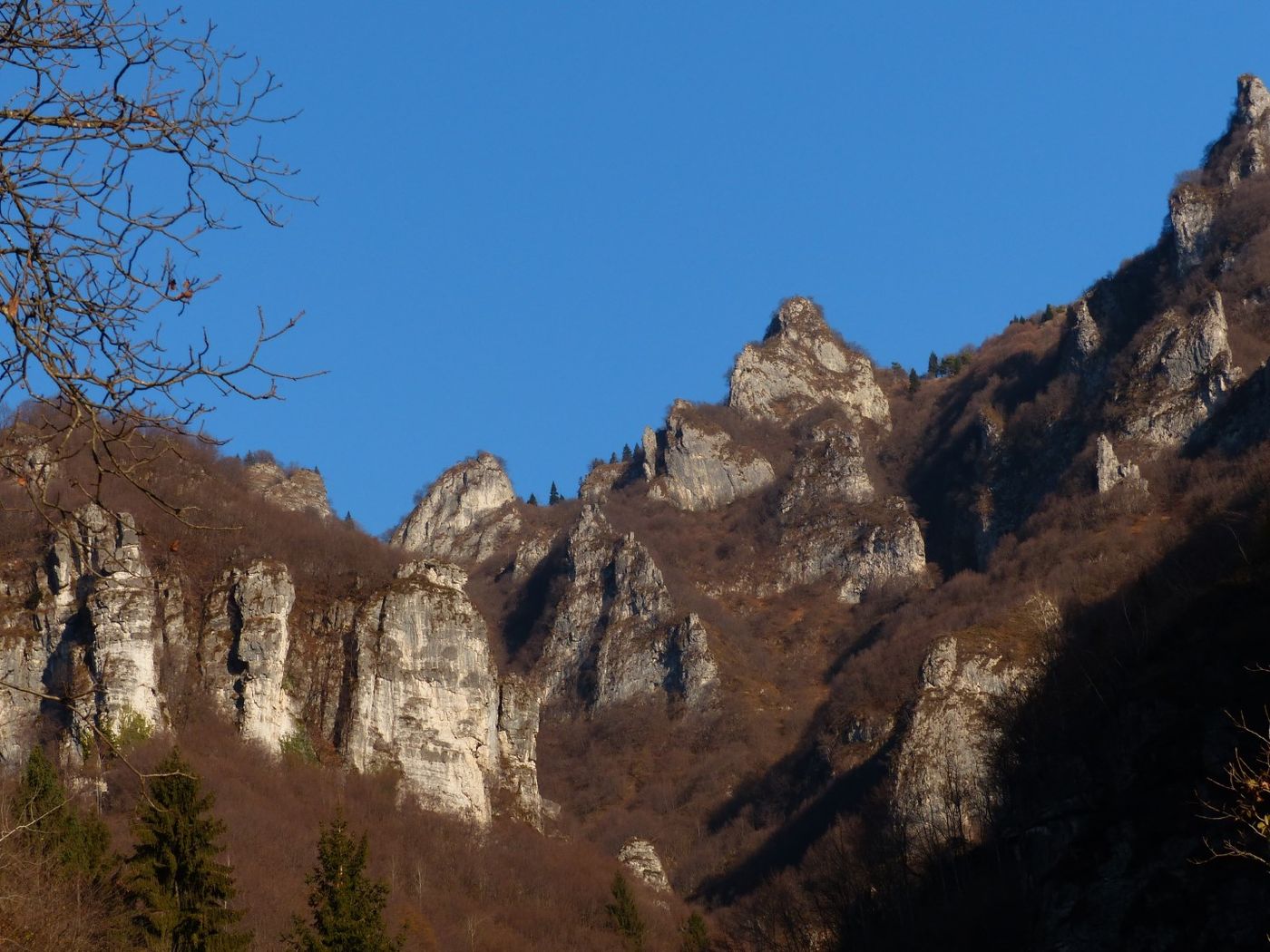 Le pareti di calcare della Val dell'Inferno viste dal fondovalle, in una mattina di fine autunno.