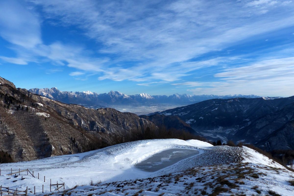 La vista verso Marziai e la Valbelluna con la prima neve e le Dolomiti sullo sfondo.