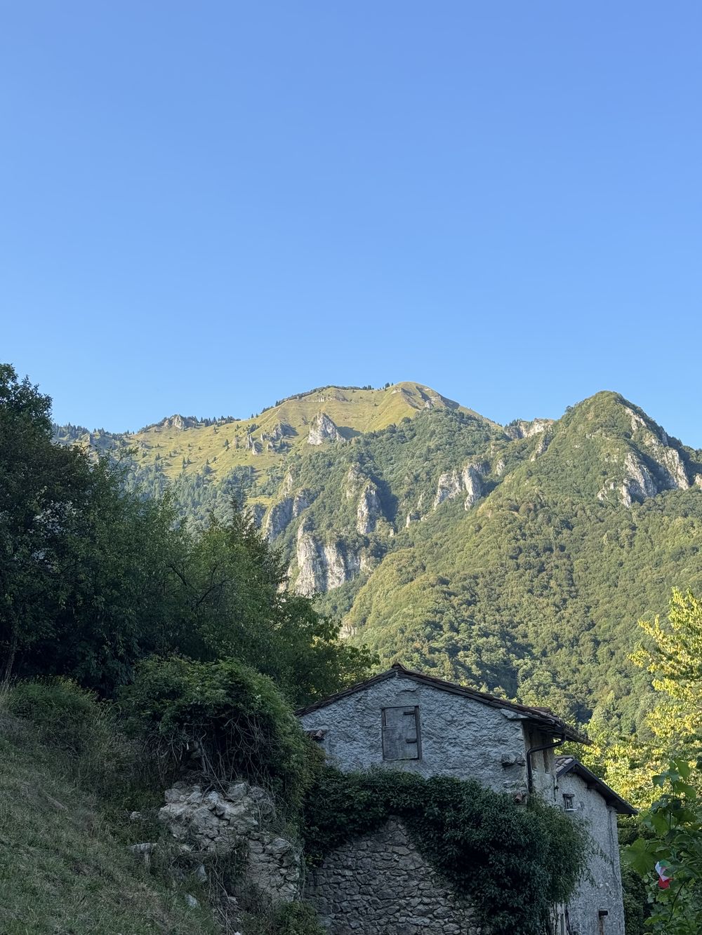 Un vecchio casolare in pietra ai piedi della montagna, lungo il percorso.