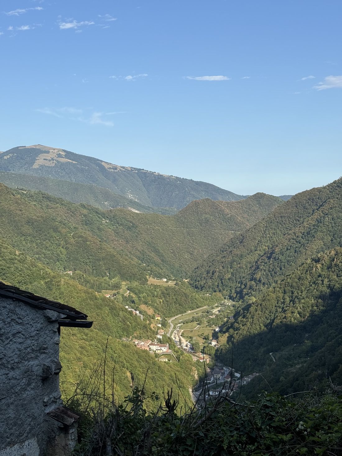 Schievenin e la gola del Tegorzo visti dall'alto, con la strada che risale la valle.