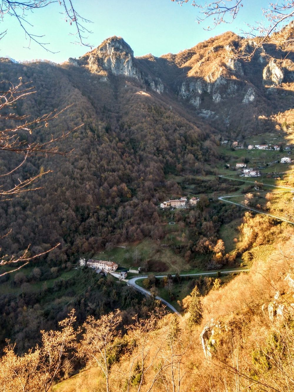 La Val di Prada vista dall'alto da Cilladon: case sparse, prati e boschi di faggio nei colori di novembre.